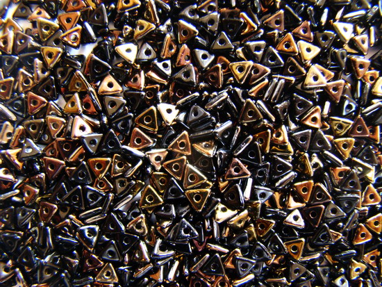 Korálky TRI-BEAD 4 mm Jet Valentinite