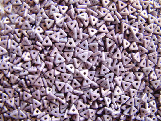 Korálky TRI-BEAD 4 mm Chalk White Lila Vega Luster