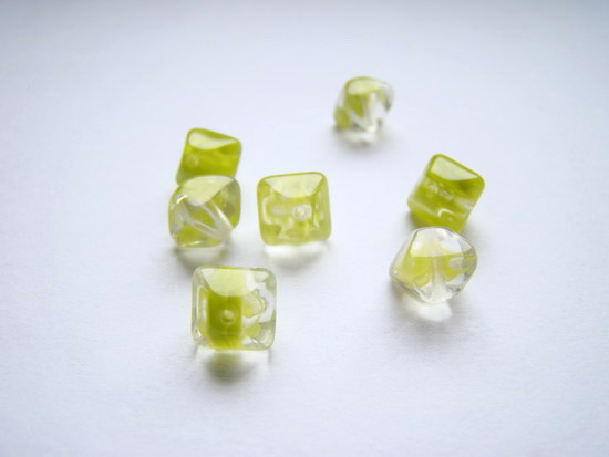 Mačkané korálky 8 x 8 x 7,5 mm